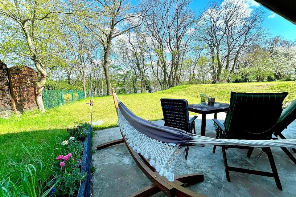 Terrasse mit Blick in den Wald und auf den See, Foto: Hüller