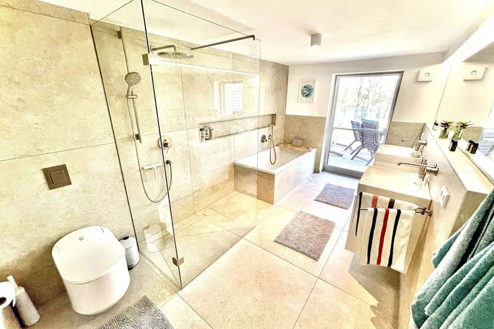 großes Luxusbad mit BD-Klo und Abluft, Walk in Shower, Badewanne, 2 Waschbecken, Handtüchern, Shampoo, Body Lotion, Foto: Hüller