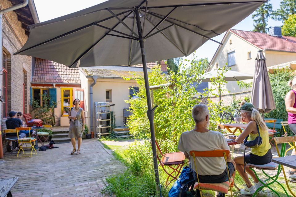 Innenhof mit Café, Foto: Martin Karnbach, Lizenz: Gemeinde Schwielowsee