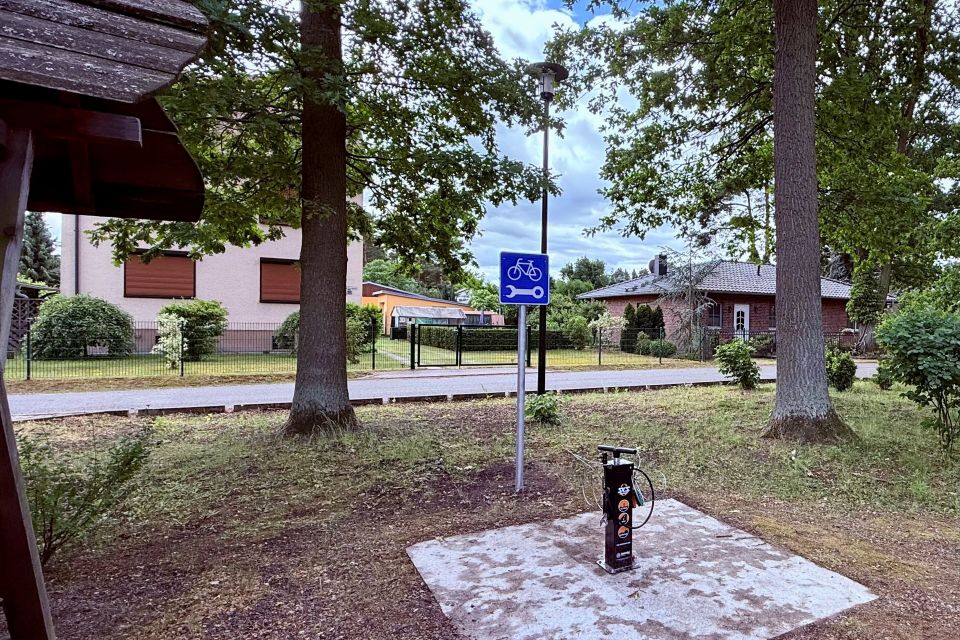Radreparatursäule in Ferch, Mittelbusch, Foto: Kultur- und Tourismusamt Schwielowsee