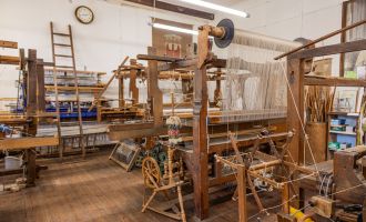 200 bis 300 Jahre alter originaler Webstuhl, Foto: Martin Karnbach, Lizenz: Gemeinde Schwielowsee