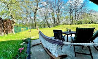 Terrasse mit Blick in den Wald und auf den See, Foto: Hüller