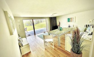 Wohnzimmer mit Blick nach draußen, Foto: Hüller