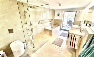 großes Luxusbad mit BD-Klo und Abluft, Walk in Shower, Badewanne, 2 Waschbecken, Handtüchern, Shampoo, Body Lotion, Foto: Hüller