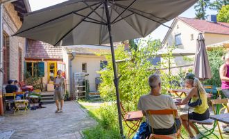 Innenhof mit Café, Foto: Martin Karnbach, Lizenz: Gemeinde Schwielowsee