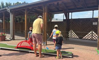 Spaß beim Minigolf für die ganze Familie, Foto: Thomas Kensing, Lizenz: Thomas Kensing
