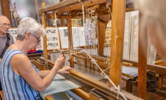 Inhaberin Ulla Schünemann bei der Arbeit, Foto: Martin Karnbach, Lizenz: Gemeinde Schwielowsee
