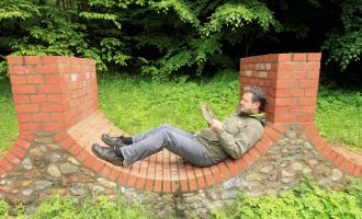 Manuel Andrack auf dem Kunstwanderweg, Foto: Saenger