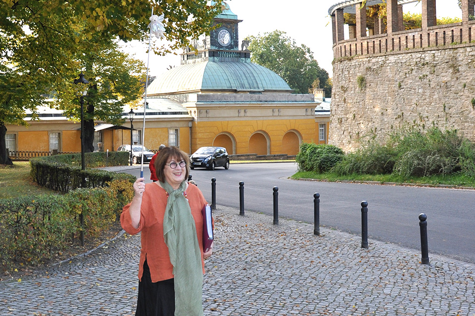 Stadtführerin Rosl Schiffmann auf der Straße Stadtführerin Rosl Schiffmann auf der Straße