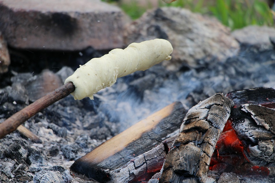Stockbrot am Lagerfeuer